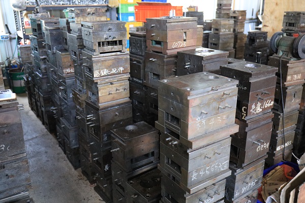 模具：模具是鋅壓鑄的另一個核心設備，主要用於將熔融的鋅合金注入模具中進行成型。模具的製作需要擁有專業的技術和設備，以確保模具的精度和質量。